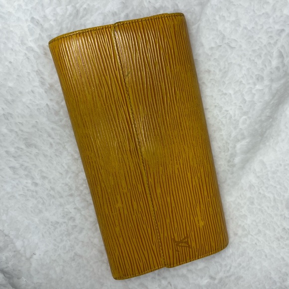Authentic Louis Vuitton Epi Wallet - Picture 3 of 10